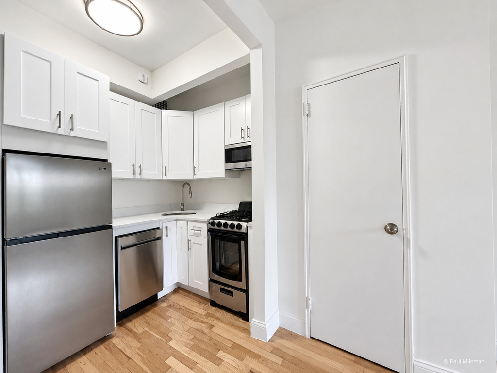  East 10th Street - Photo 3