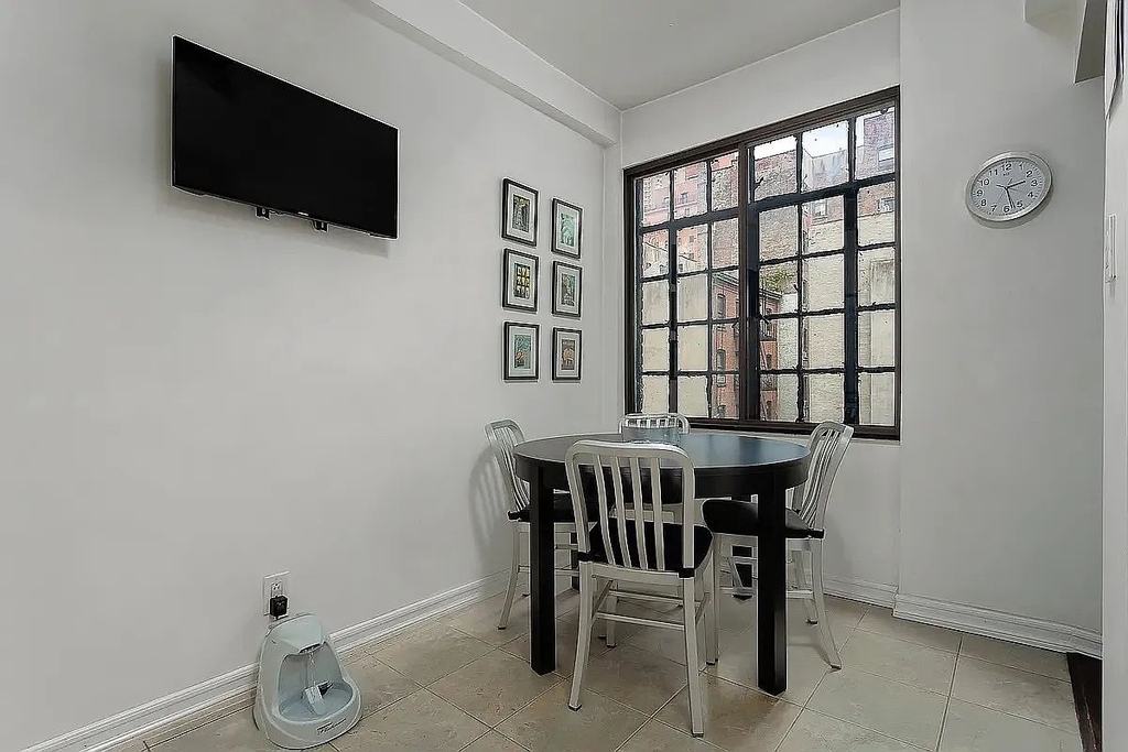 211 E 35th Street - Photo 5