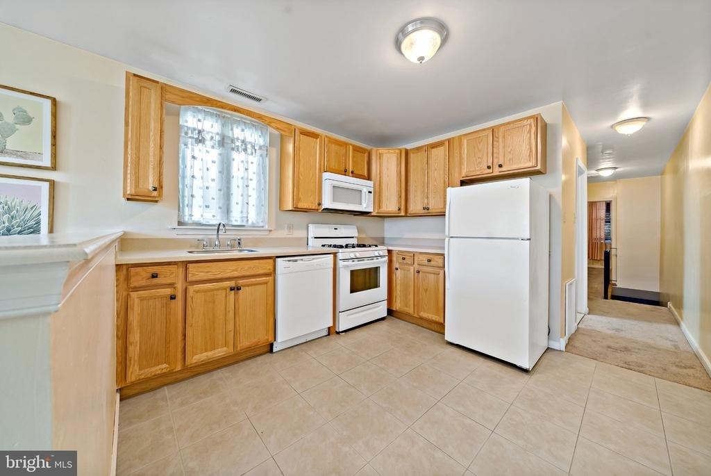 1942 Wolf Street - Photo 0