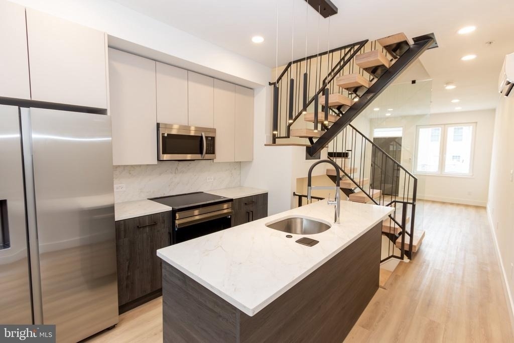 1544 N Darien Street - Photo 0