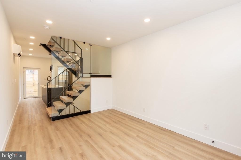 1544 N Darien Street - Photo 2