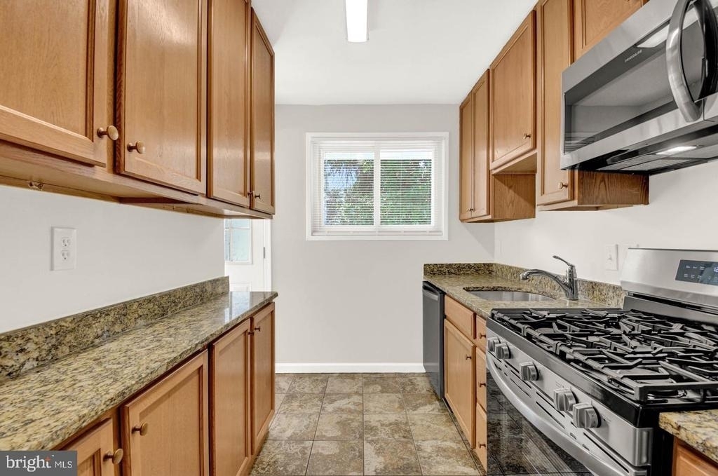 10012 Sinnott Drive - Photo 11