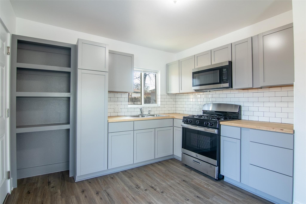 3203 E 16th St - Photo 8
