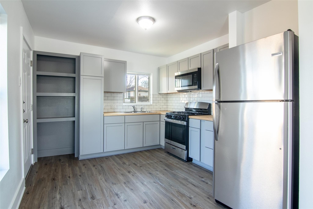 3203 E 16th St - Photo 7