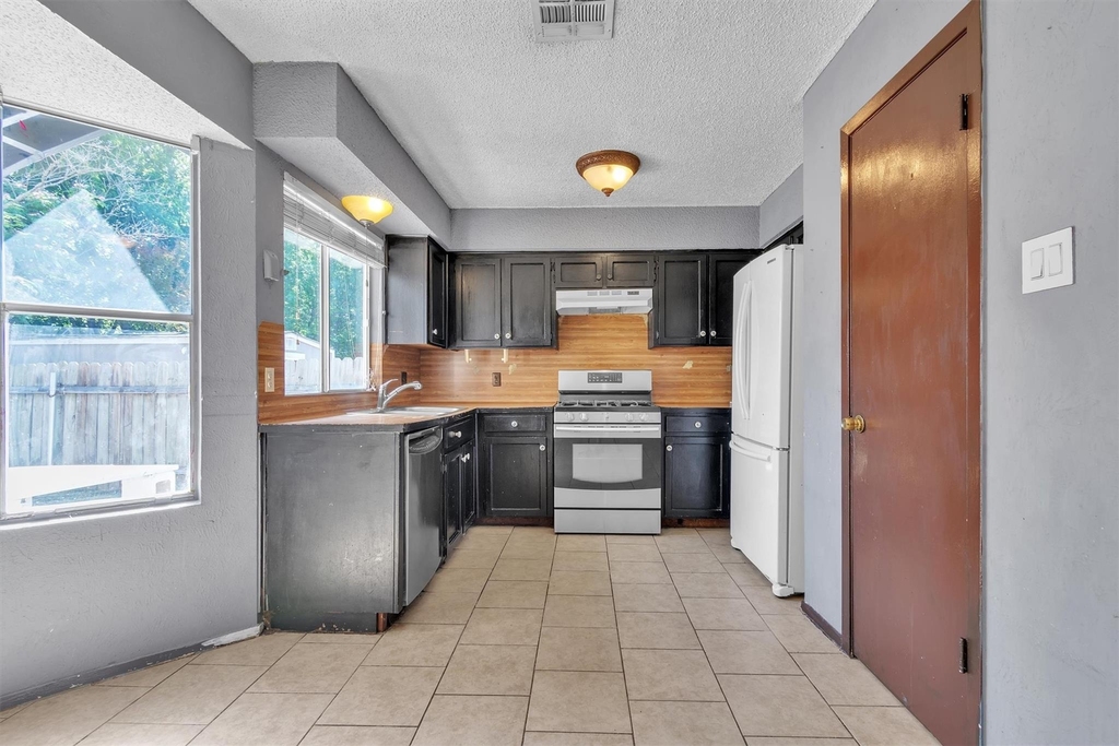 5000 Fontenay Dr - Photo 6