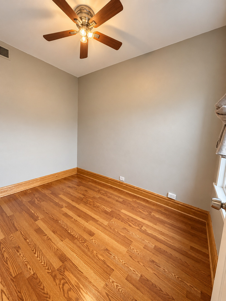 3347 S Emerald Avenue - Photo 2
