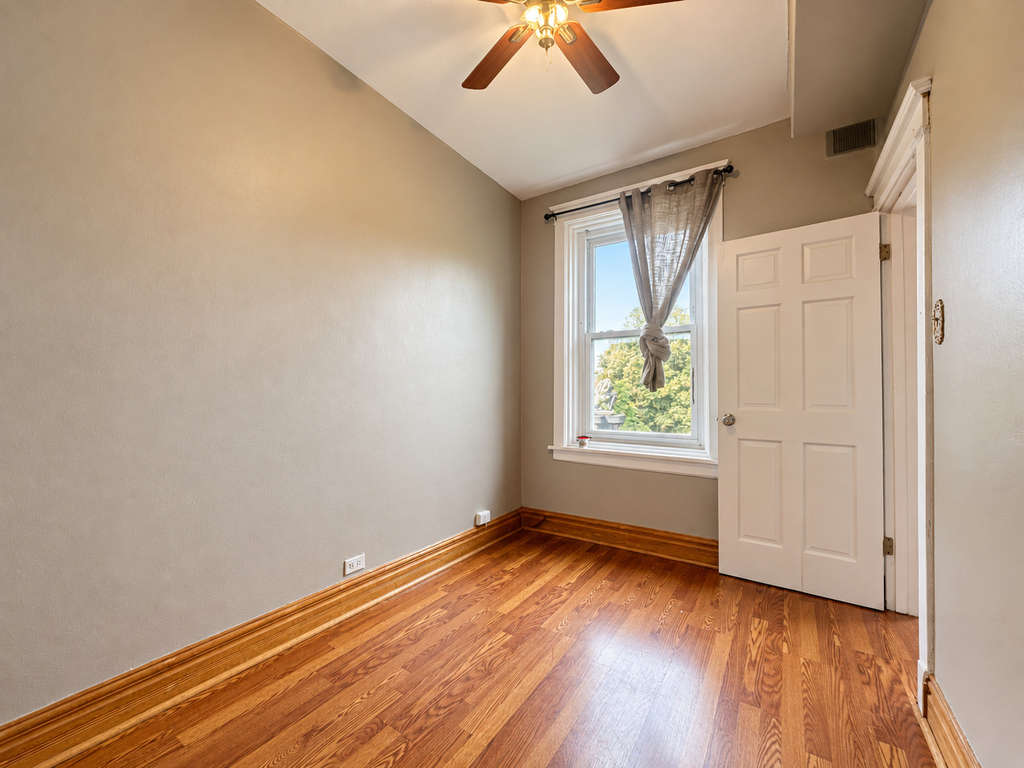 3347 S Emerald Avenue - Photo 3