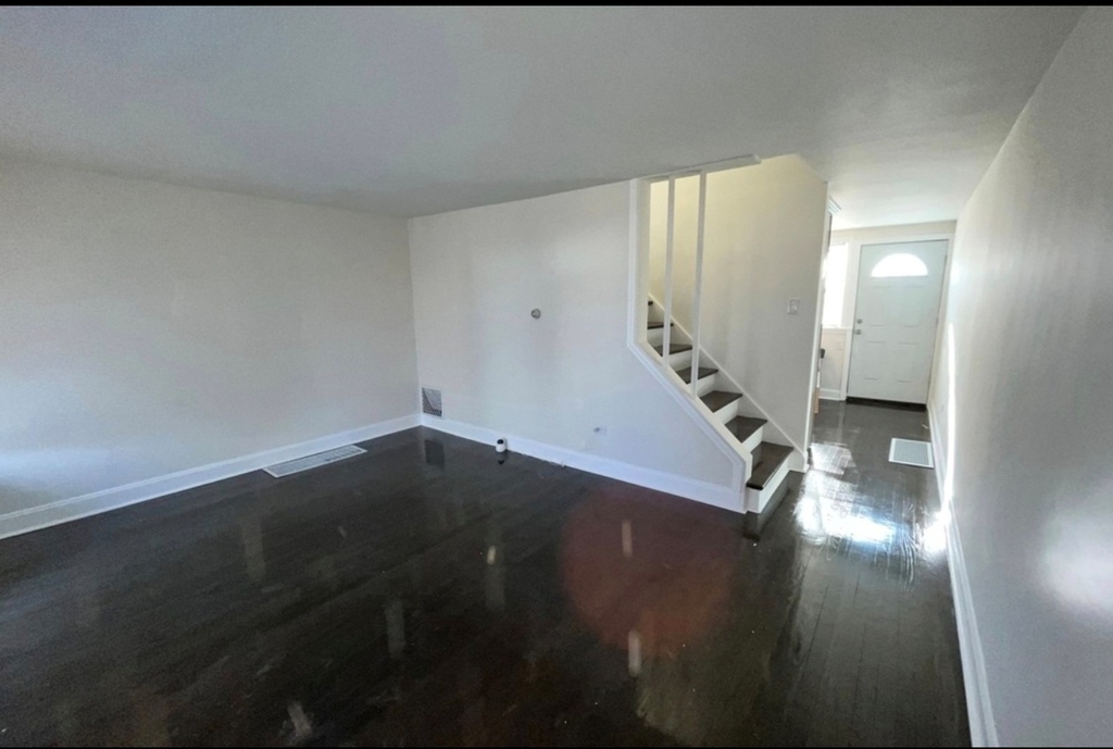 113 E 37th Place - Photo 2