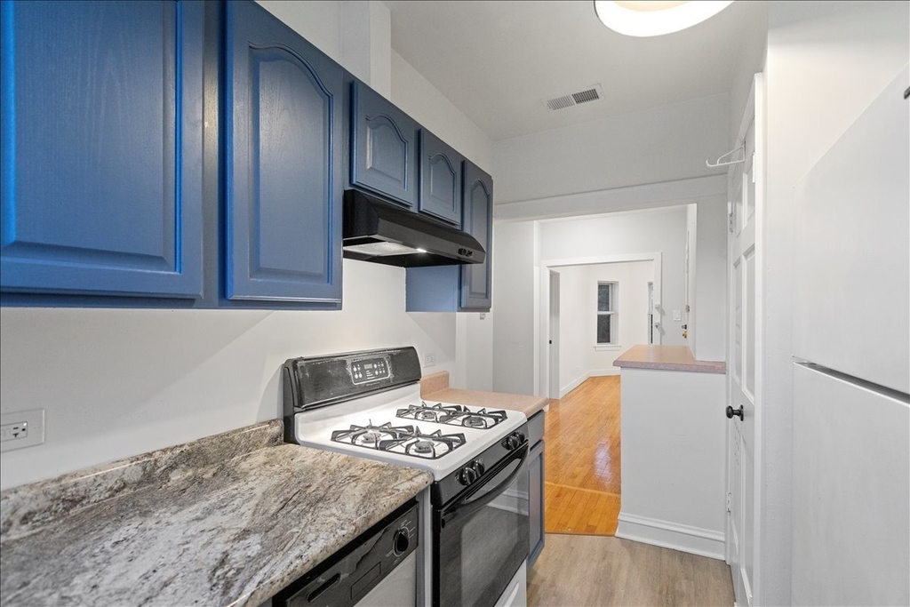 4055 N Spaulding Avenue - Photo 2