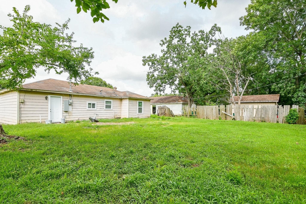 319 Rustic Drive - Photo 2