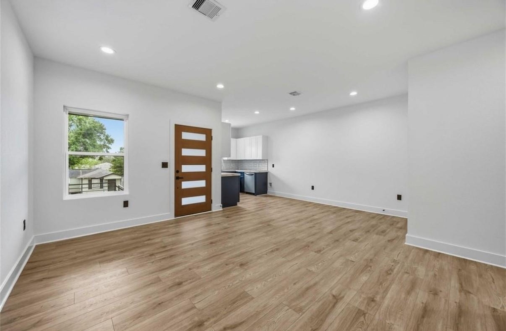 316 Clearwater Street - Photo 2