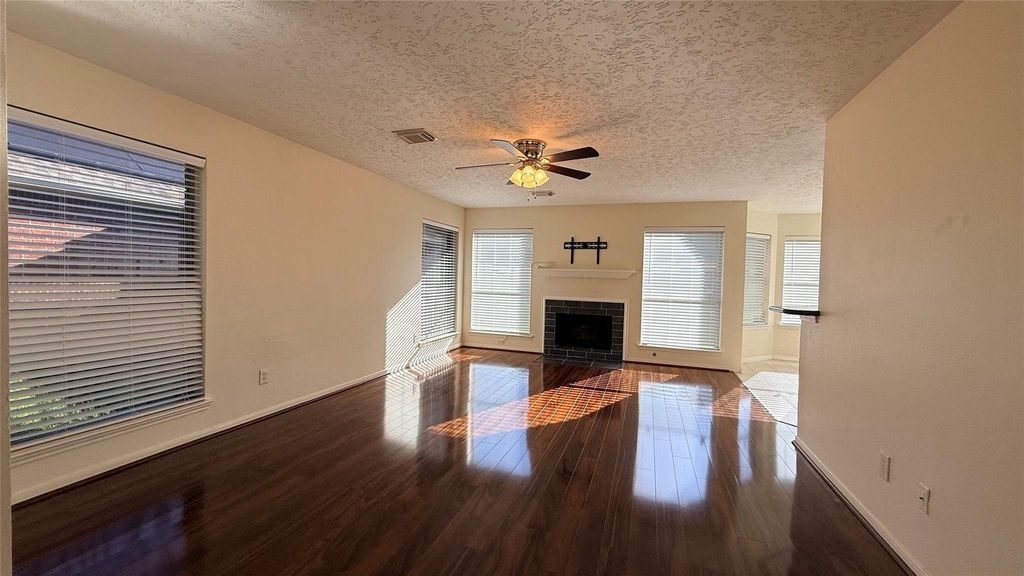 106 Crimson Bay Drive - Photo 2