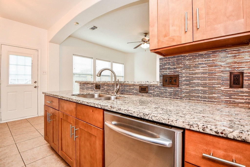 6011 Shadow Isle Lane - Photo 10