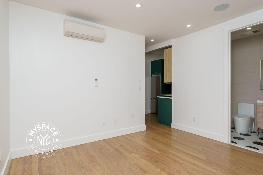 1027 Putnam Ave  - Photo 4