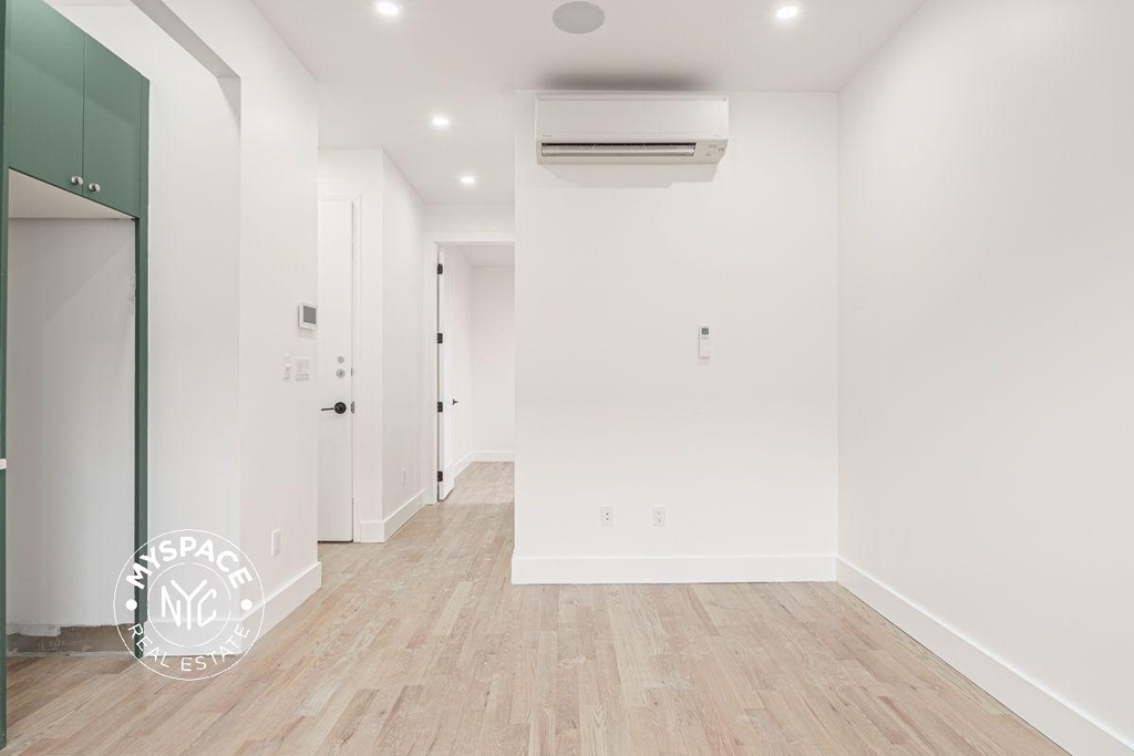 1027 Putnam Ave  - Photo 5