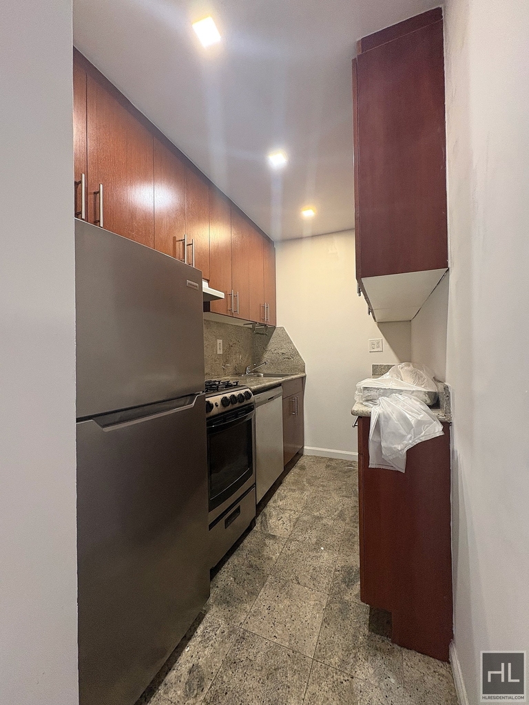 East 80 Street - Photo 4