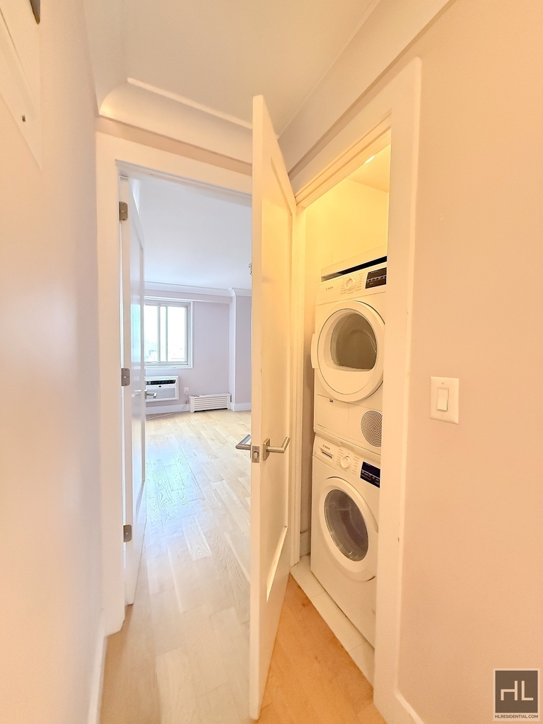 West 93 Street - Photo 7