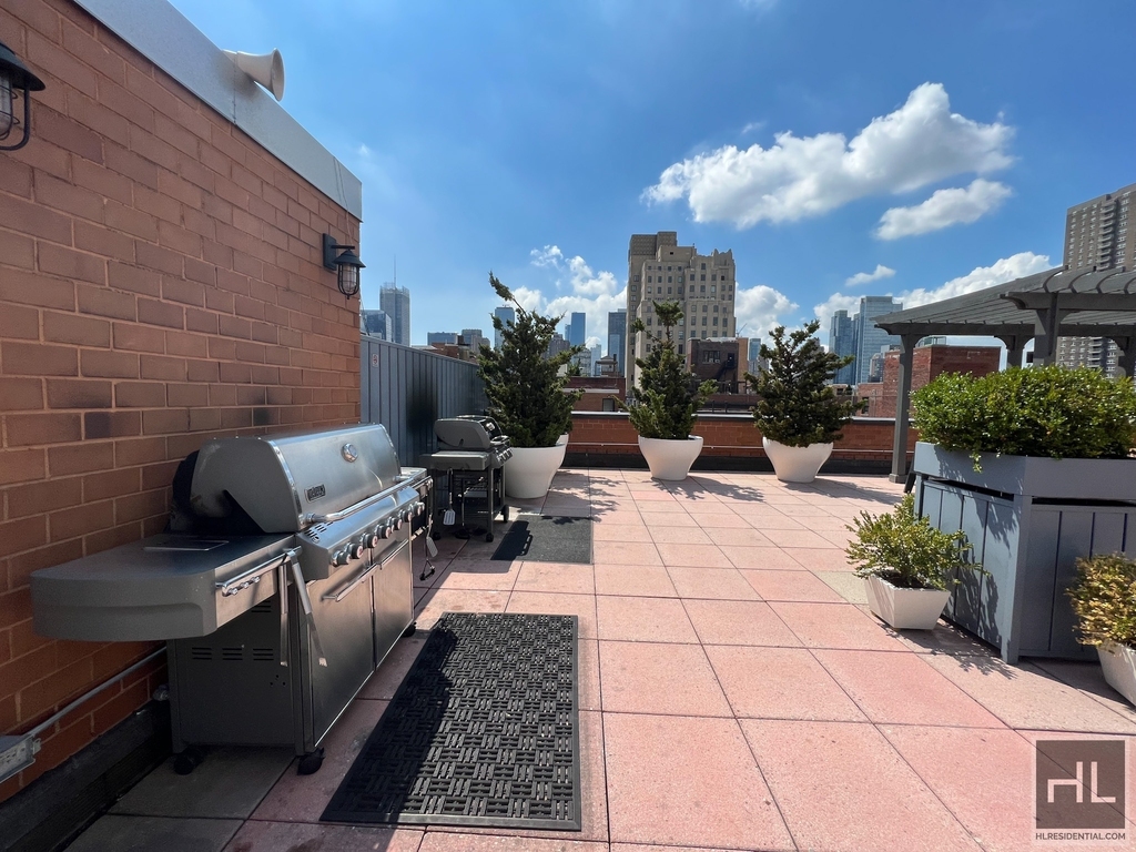 West 53 Street - Photo 3
