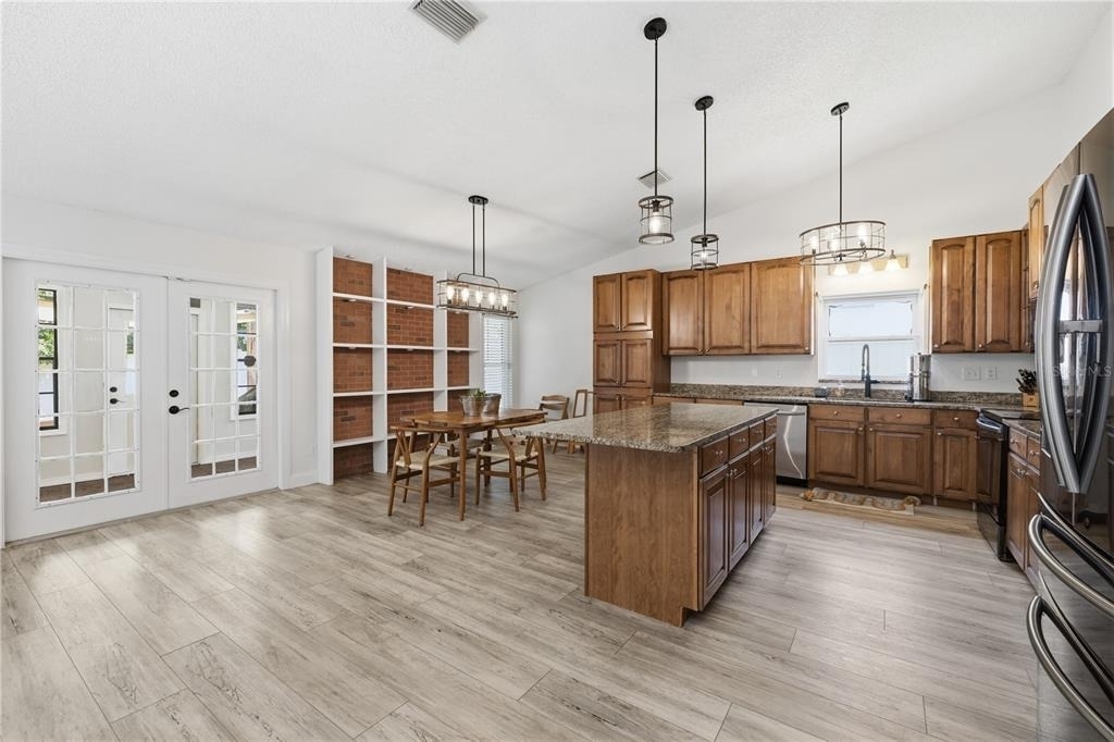 1570 Club Drive - Photo 4