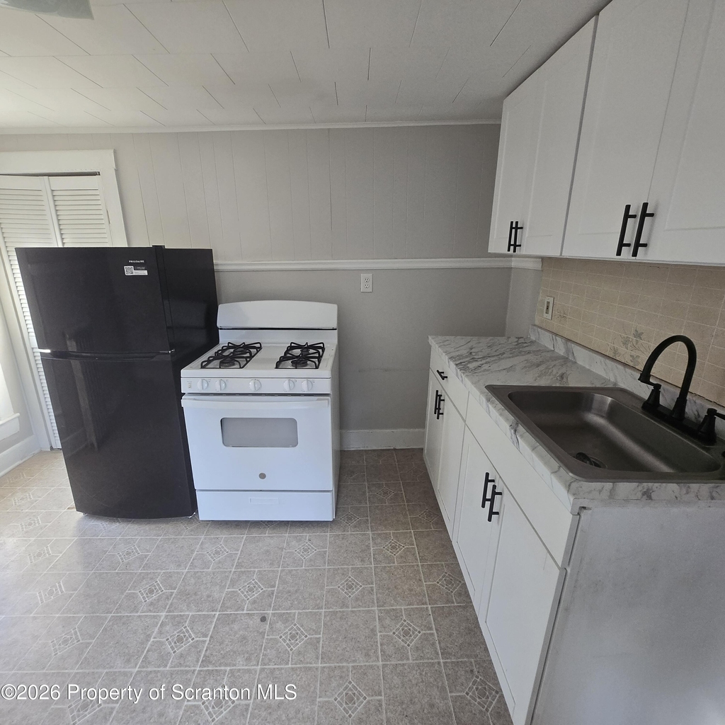 1715 Sanderson Avenue - Photo 10