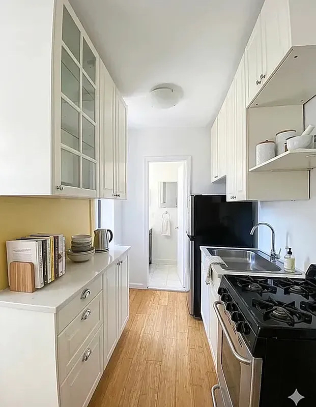 370 West 52nd Street - Photo 1