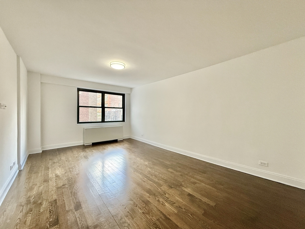 East 16th Street - Photo 0