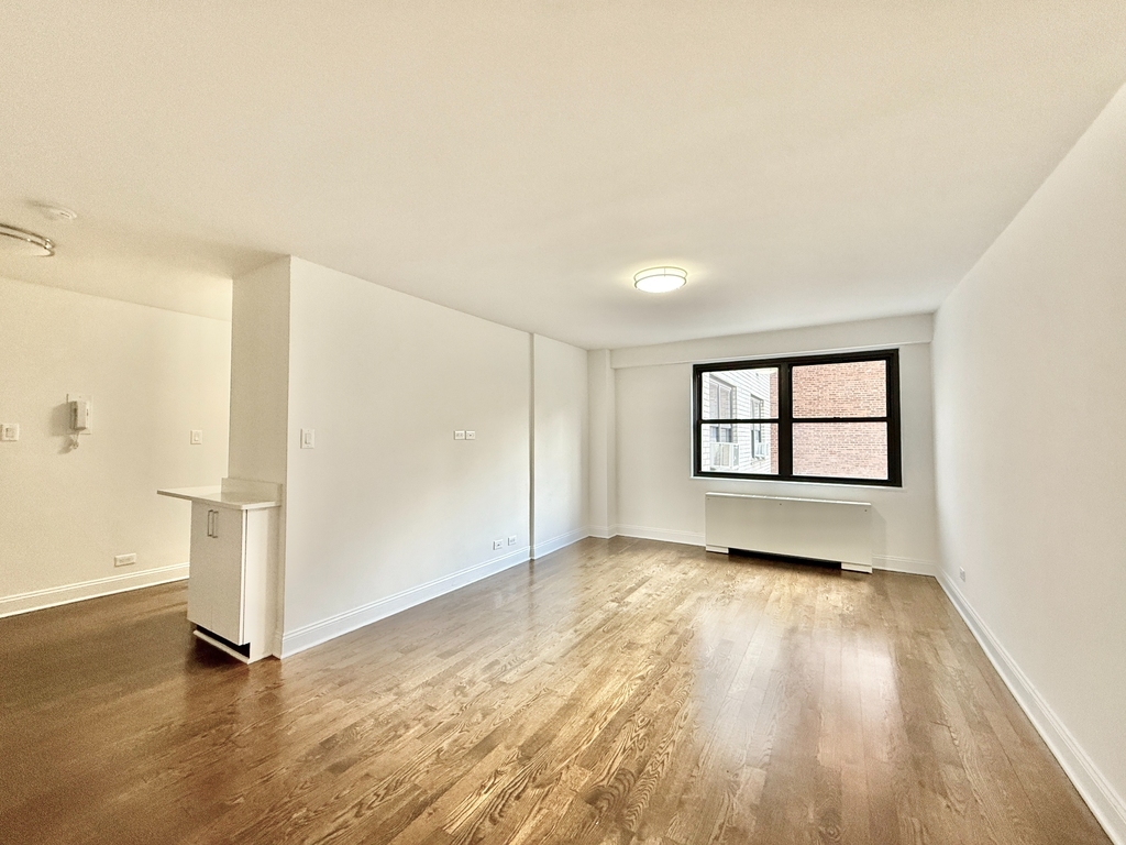 East 16th Street - Photo 1