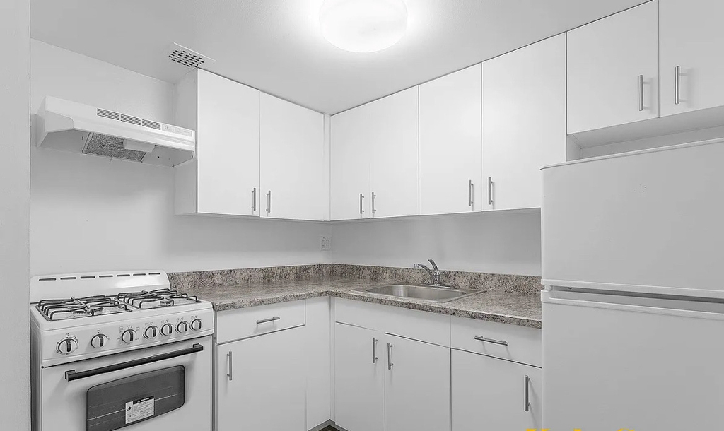 88 Fulton Street - Photo 2