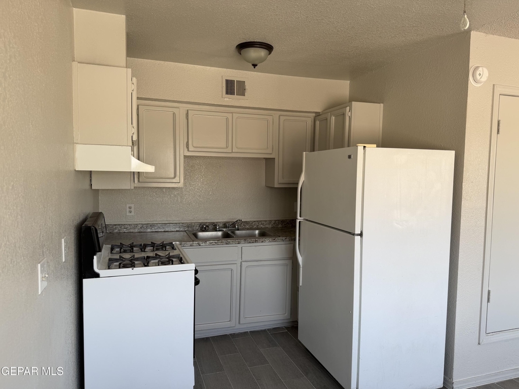 1525 Pullman Drive - Photo 5