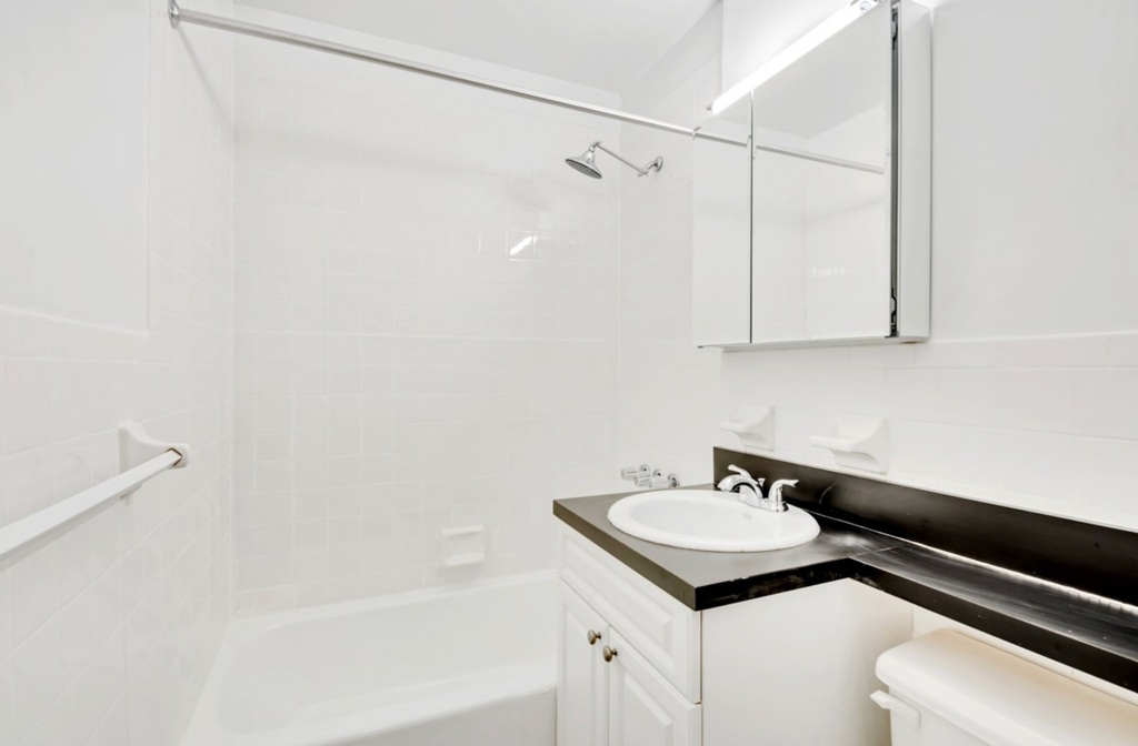  W 49th St (9th & 10th Ave) - Photo 3