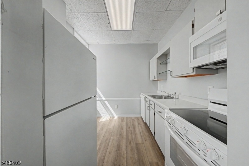 110 Cornelia St - Photo 9