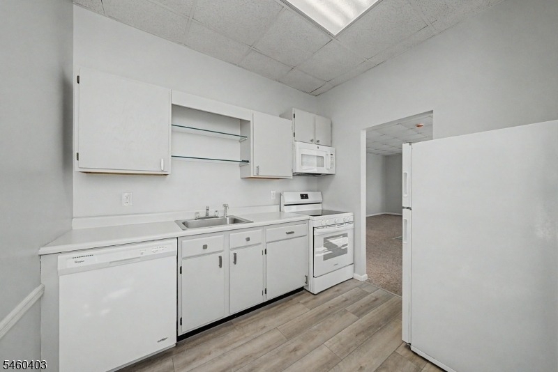 110 Cornelia St - Photo 12