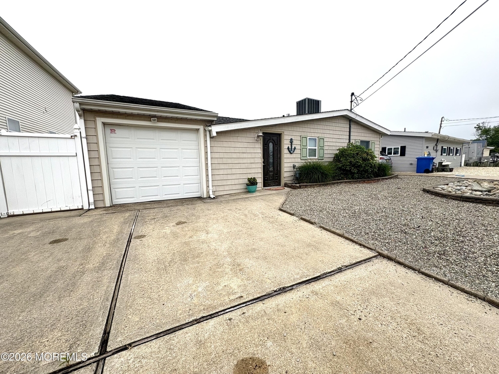 63 Lawrence Drive - Photo 2