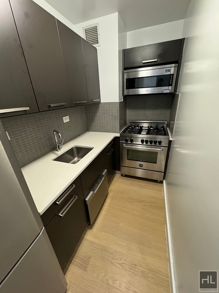 East 39th Street - Photo 2