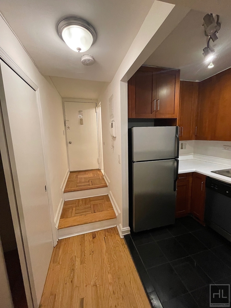 East 76 Street - Photo 6