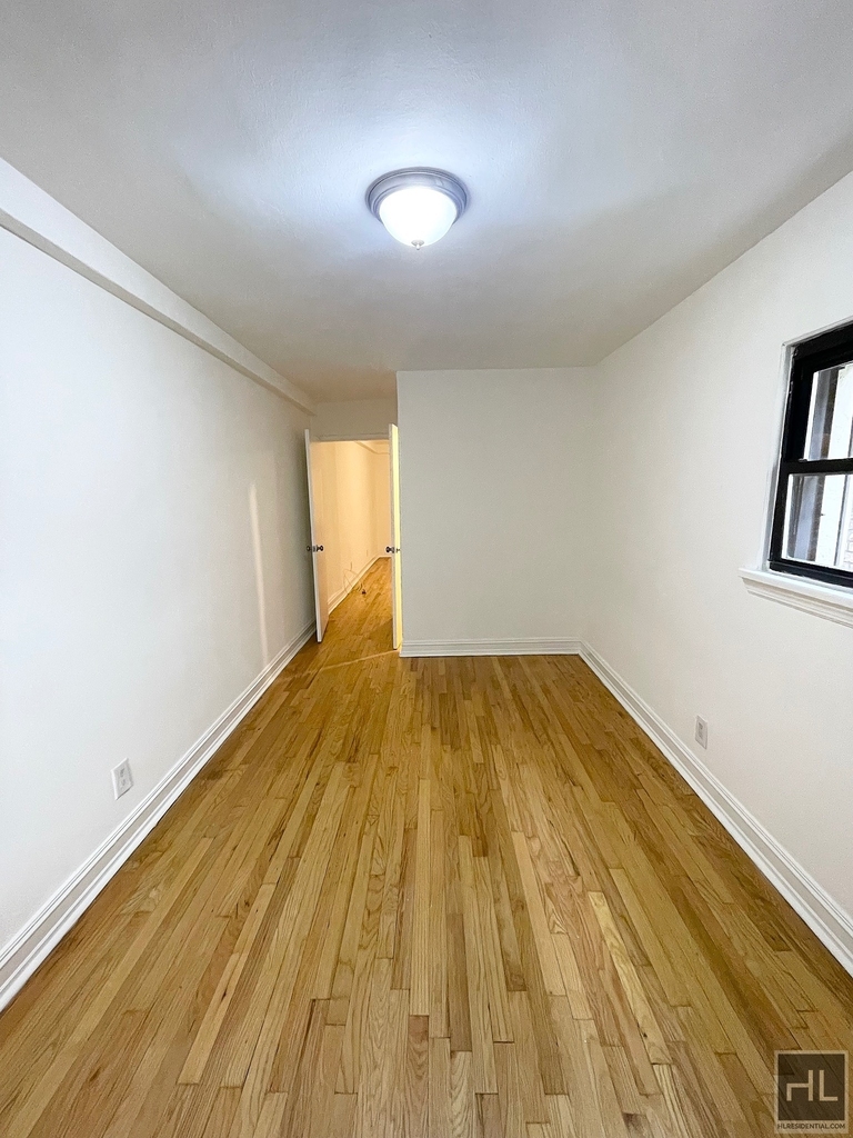 East 76 Street - Photo 4