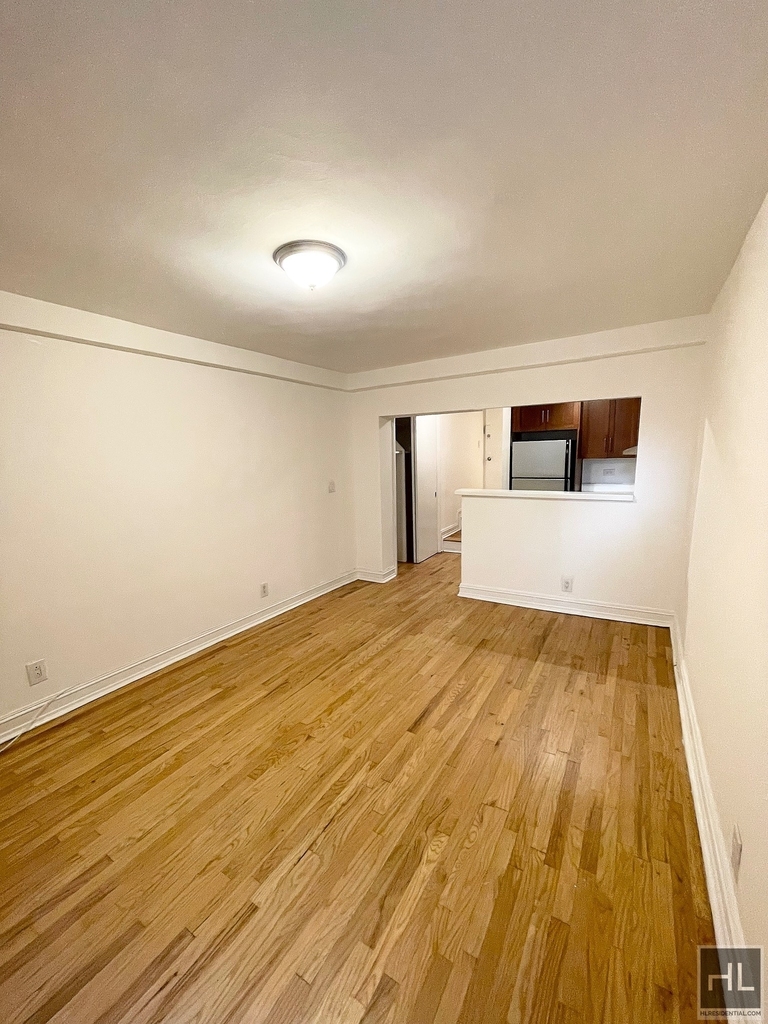 East 76 Street - Photo 2