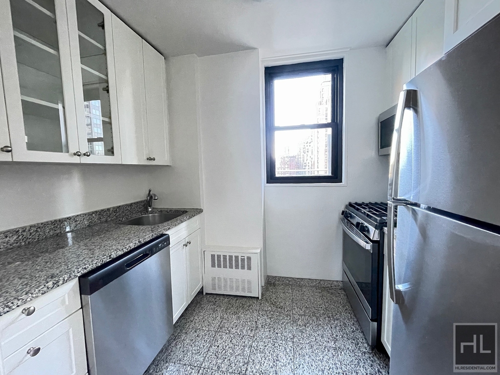 East 49 Street - Photo 2