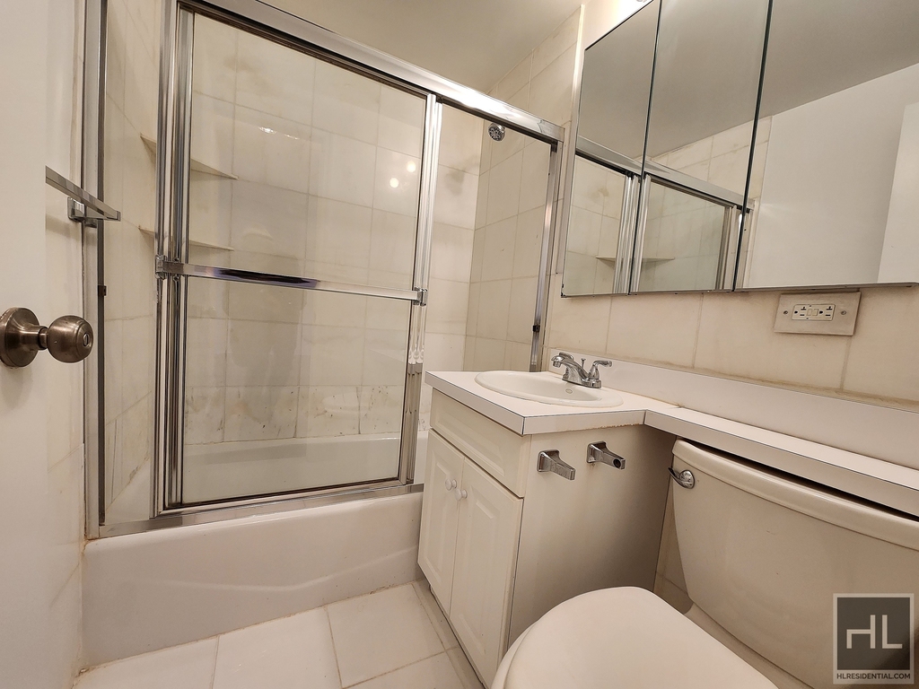 East 76 Street - Photo 5