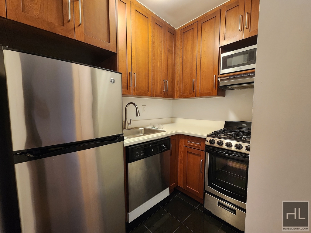 East 76 Street - Photo 4