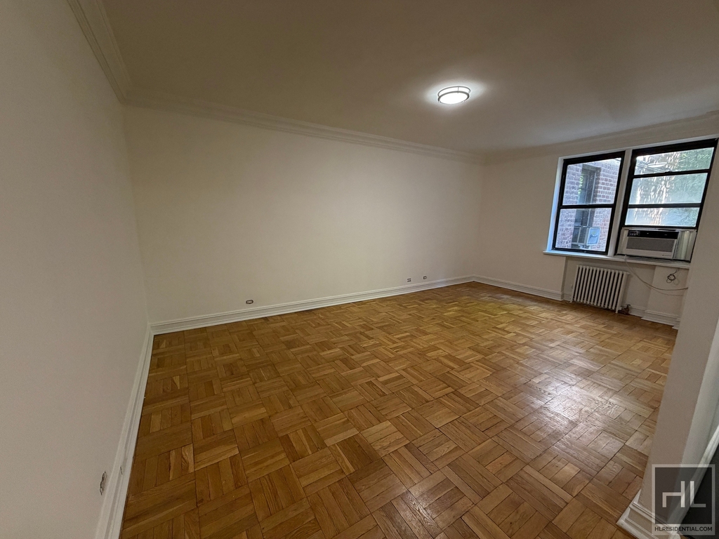 York Avenue - Photo 1