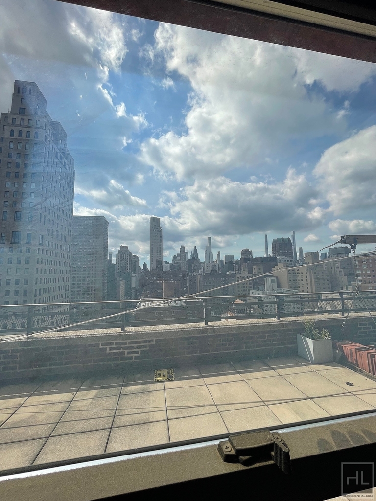 E 82 St - Photo 6