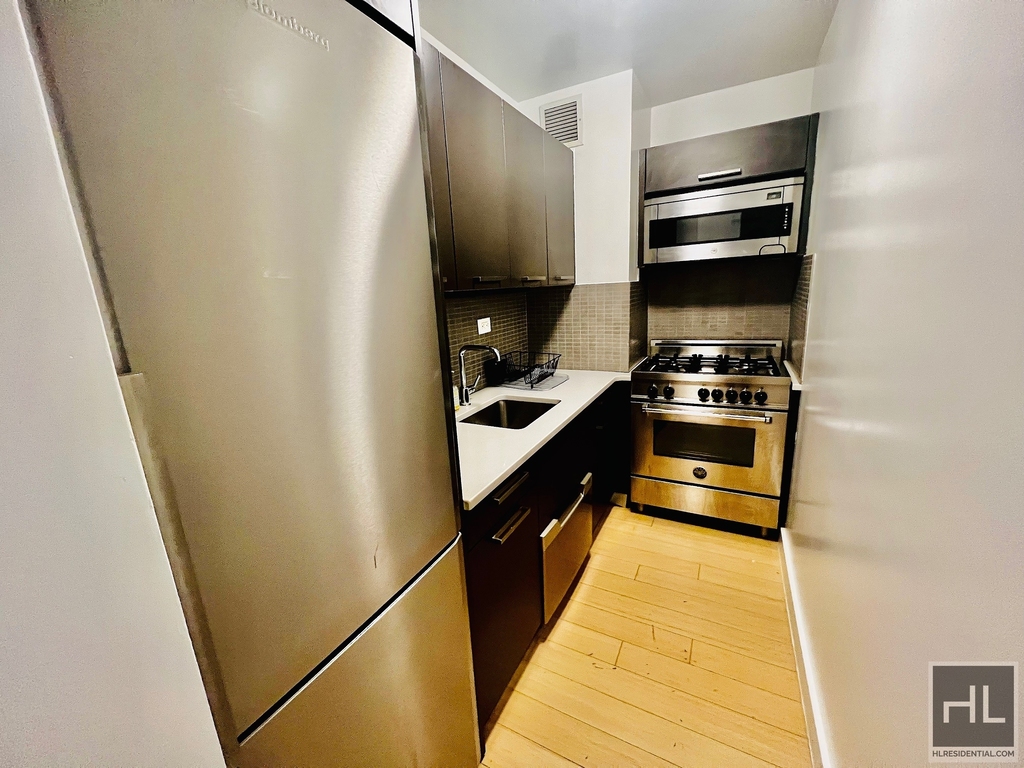 East 39th Street - Photo 4
