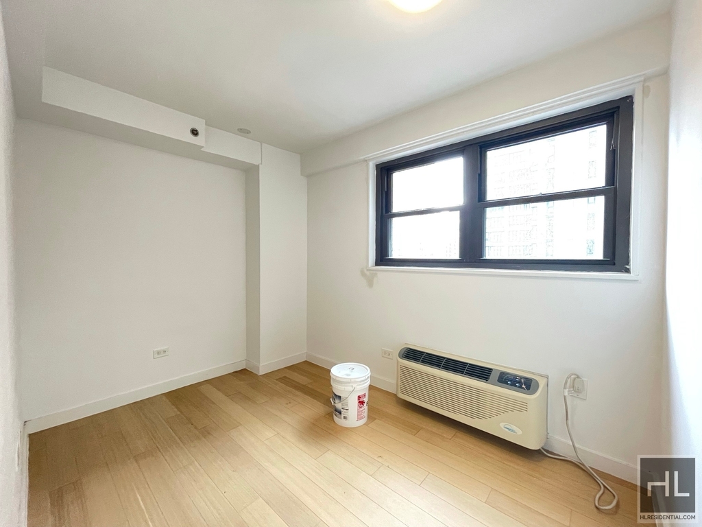East 39th Street - Photo 3