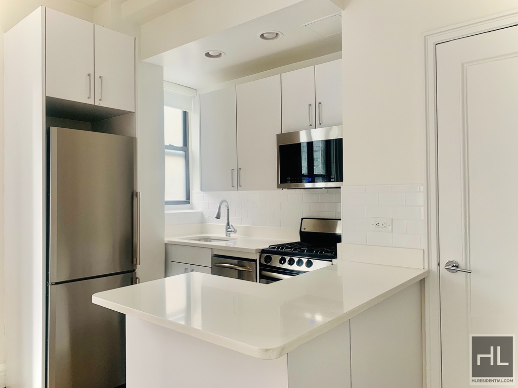 East 46 Street - Photo 3