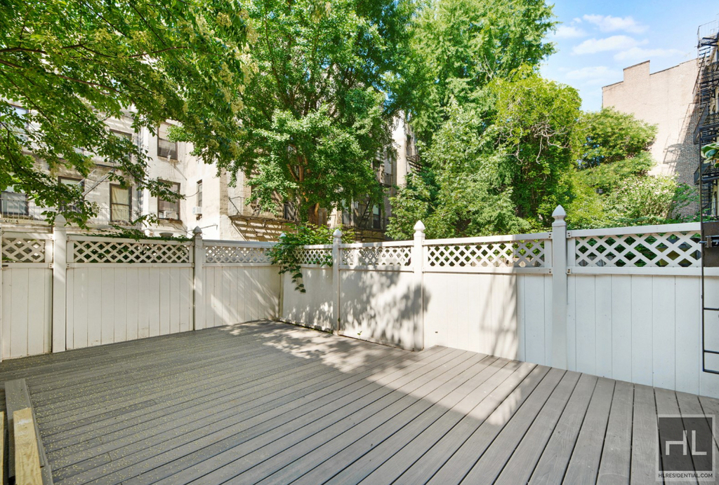 West 49 Street - Photo 2