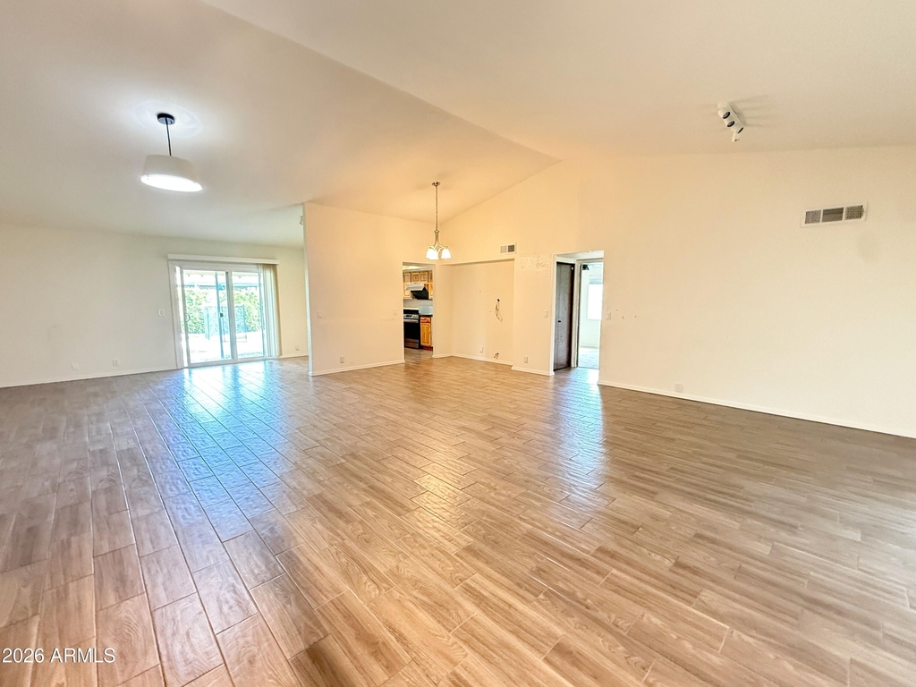 916 W Strahan Drive - Photo 1