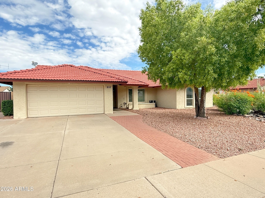 916 W Strahan Drive - Photo 0