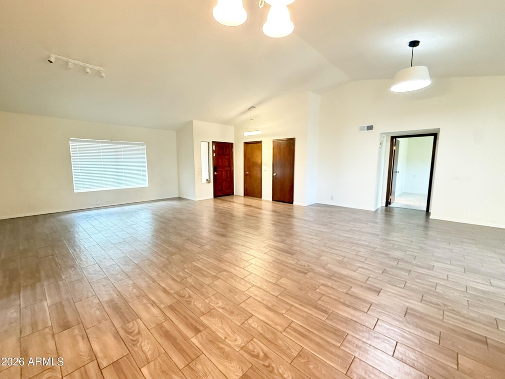916 W Strahan Drive - Photo 3