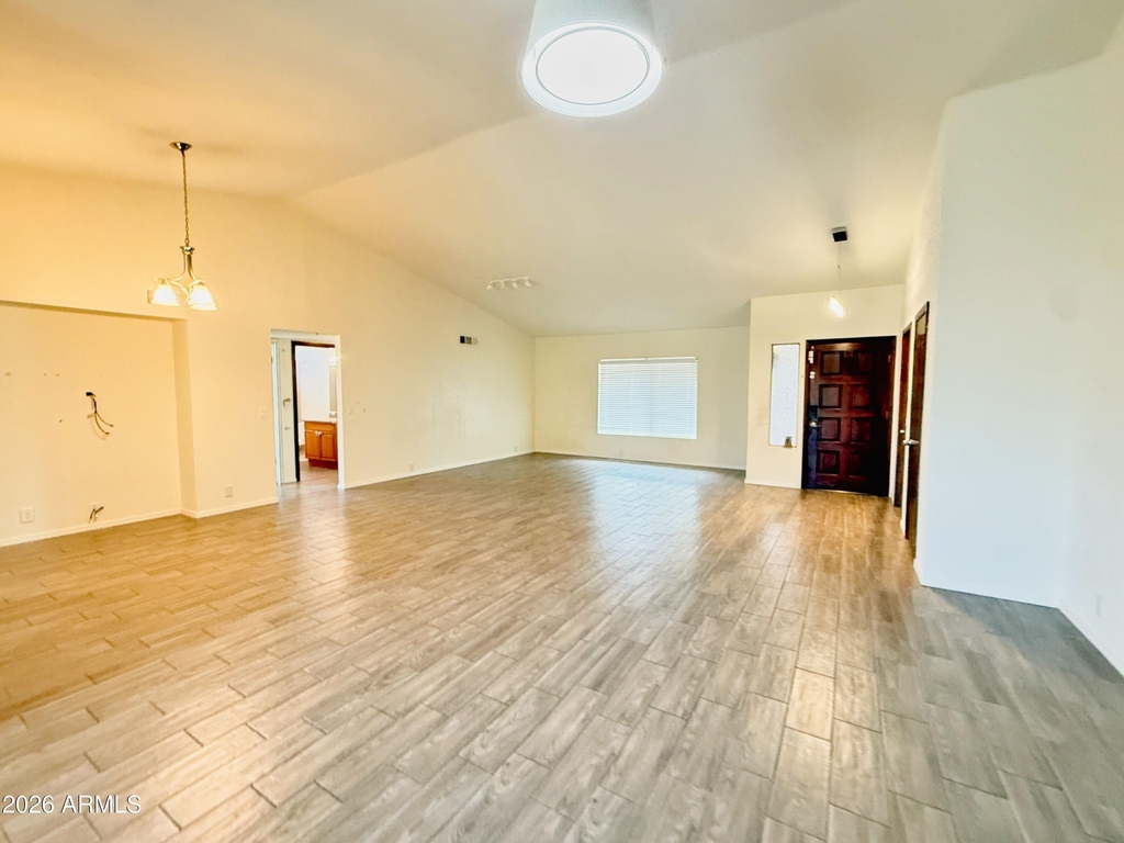 916 W Strahan Drive - Photo 4